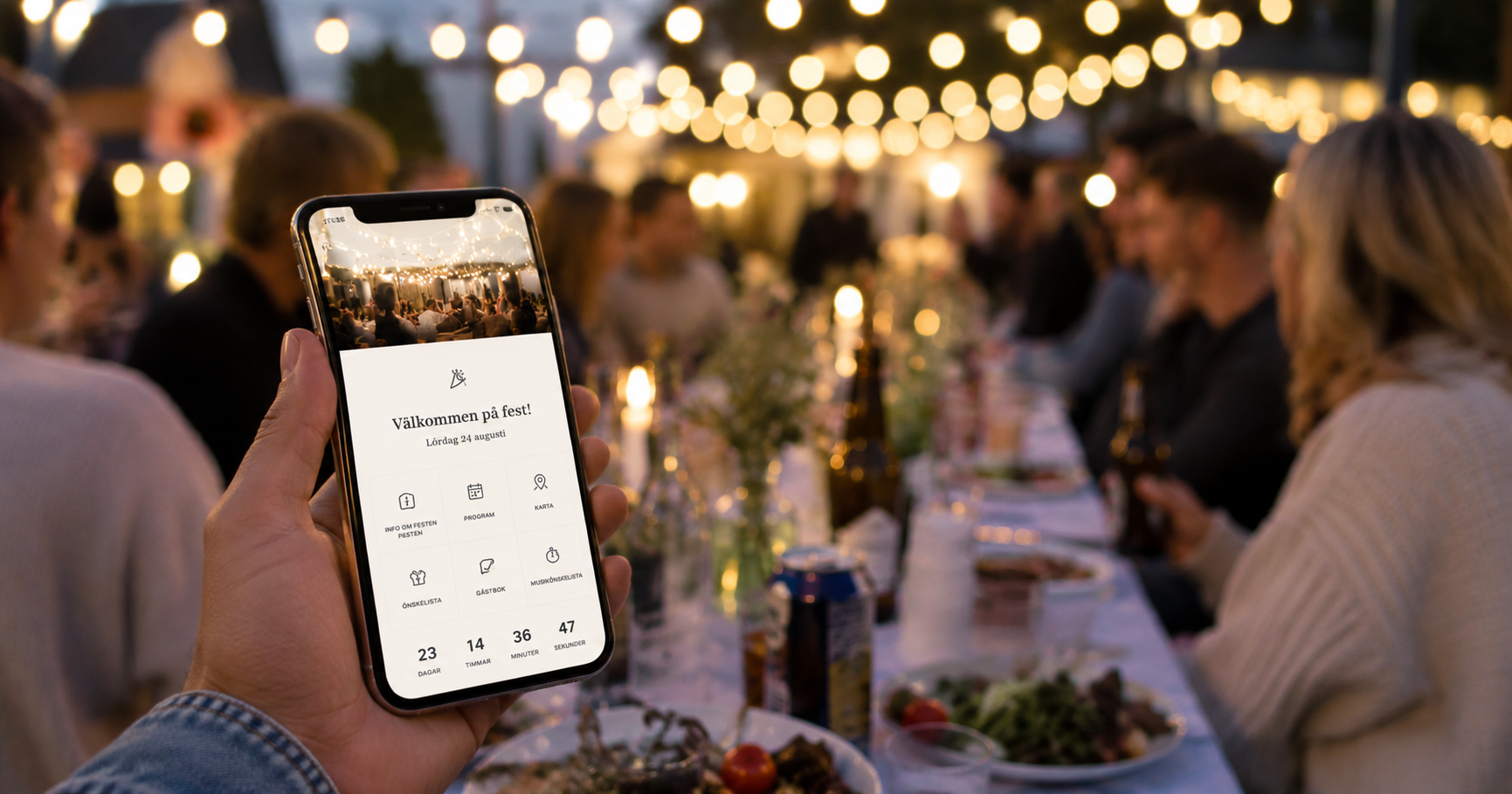 Festsajt visad på mobil under en utomhusfest med ljusslingor